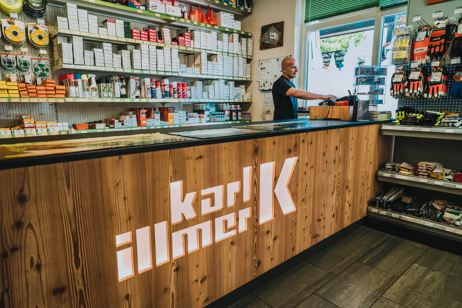 Die Holztheke mit dem Logo „karl illmer“ im Geschäft in Lana