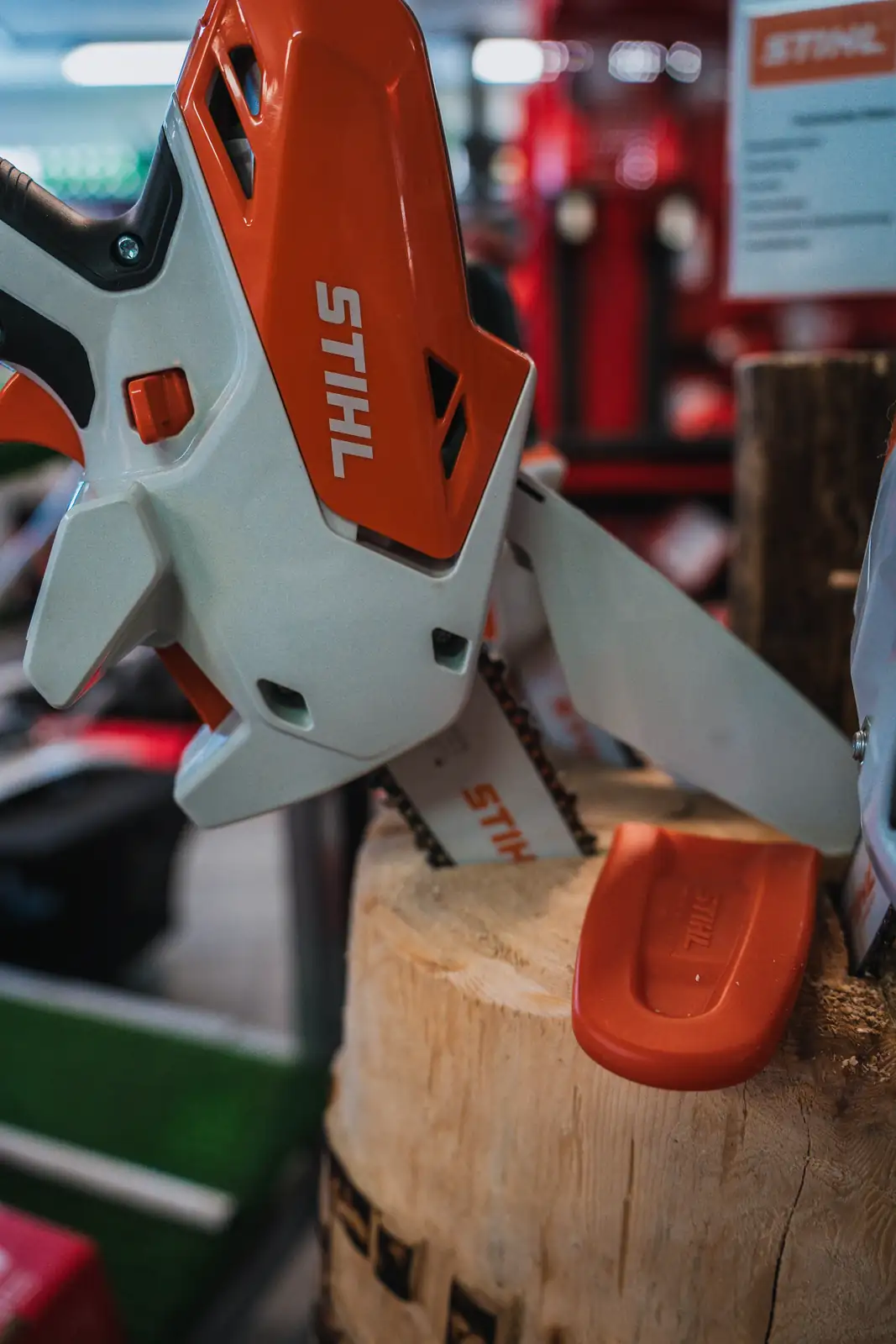 STIHL-Akku-Gehölzschneider im Schauraum der Illmer Karl GmbH in Lana